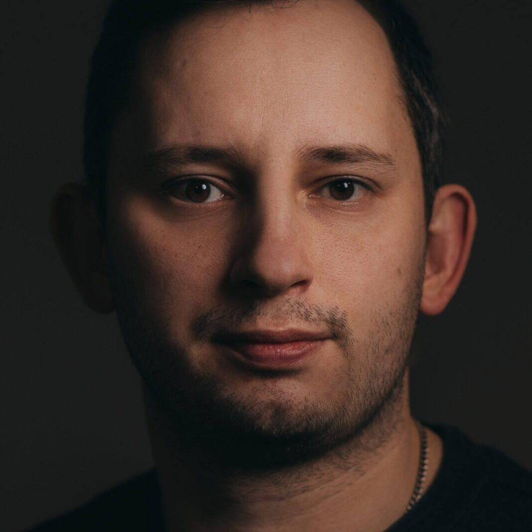 Bartek Wójtowicz Fotograf ślubny. Ciemne zdjęcie profilowe na stronę WWW