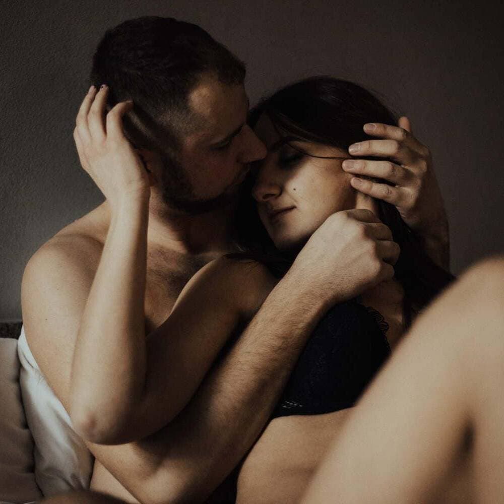 Sensualna sesja narzeczeńska w apartamentach browary Perła