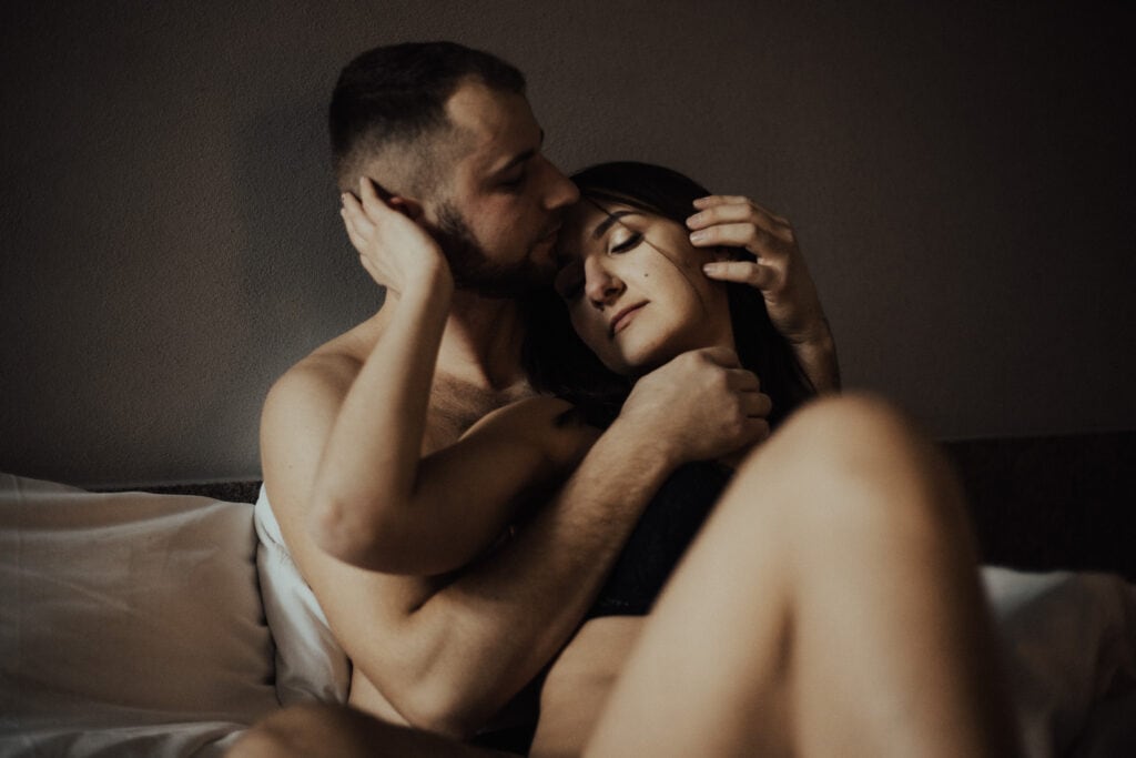 Dwójka zakochanych w czasie sesji w Apartamentach browaru perła w Lublinie