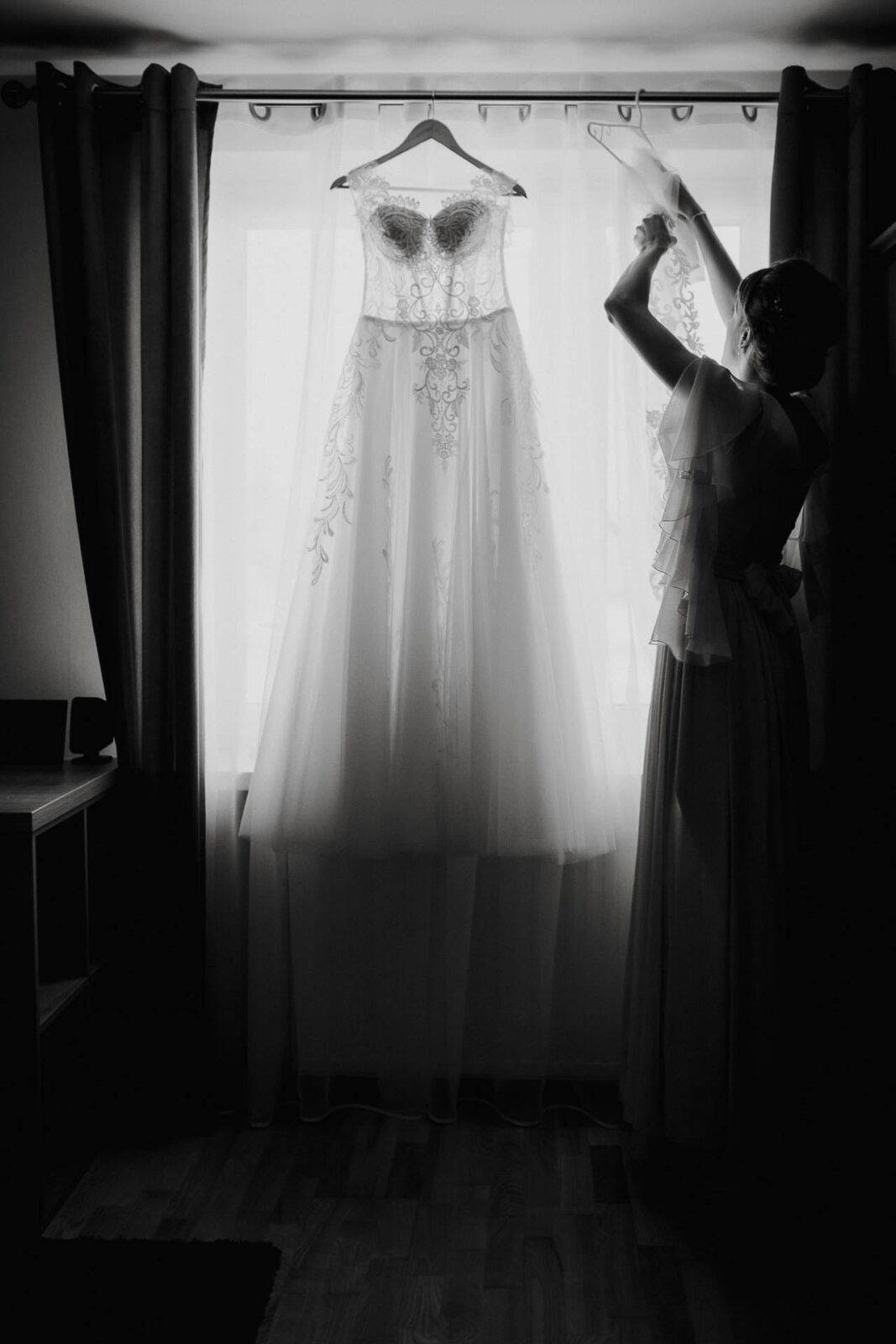 Panna młoda poprawia suknie ślubną